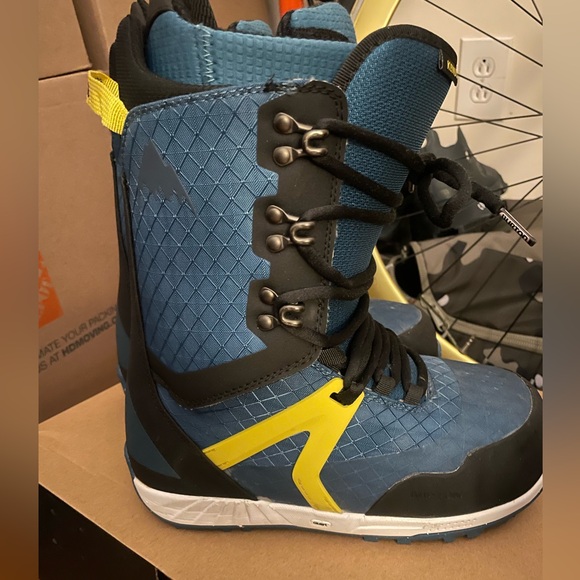 Burton Kendo lace up snowboard boots sz 7 men's